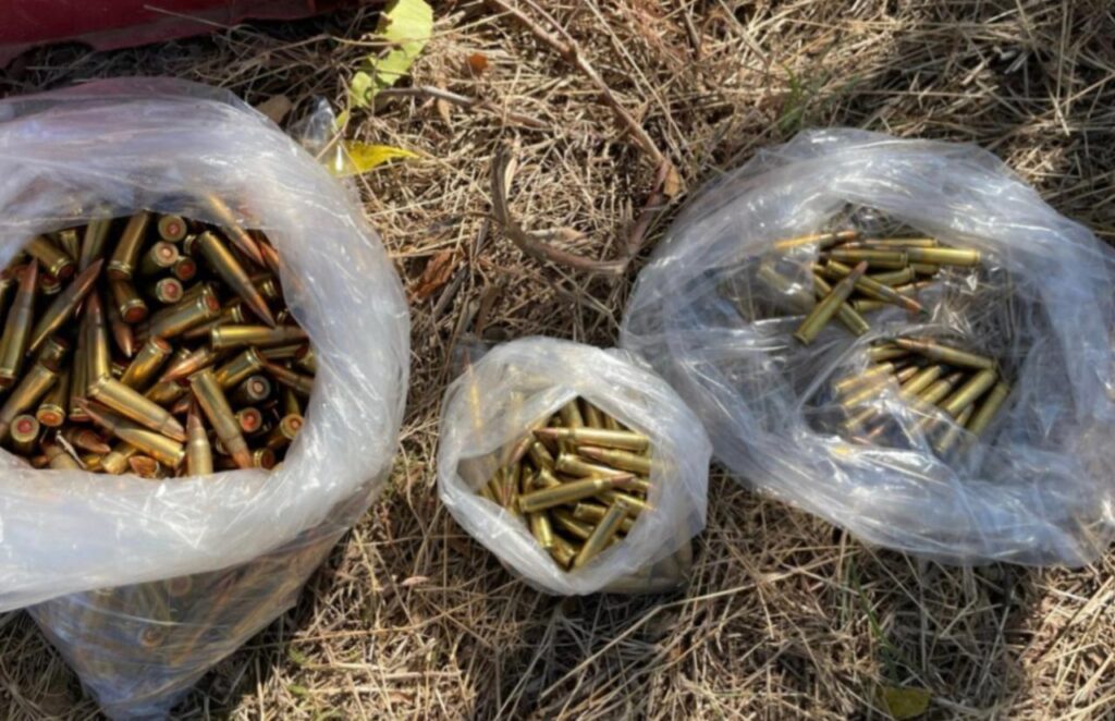 Ejército asegura un campamento, armas, municiones y cargadores