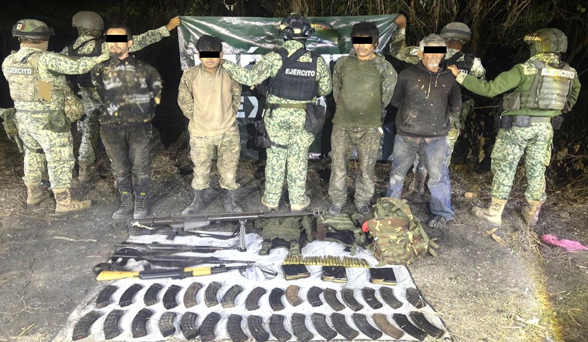 Detienen a cuatro hombres y aseguran 12 armas y casi 2 mil cartuchos