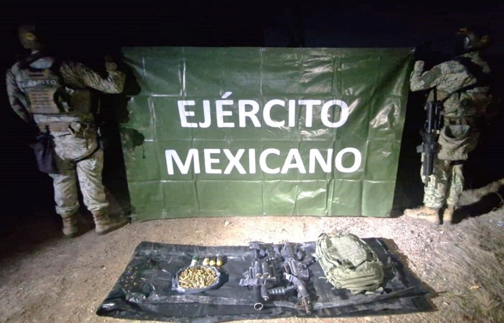 Elementos del Ejército Mexicano aseguraron un lanzagranadas, un arma larga, 477 cartuchos útiles y cinco granadas calibre .40 milímetros