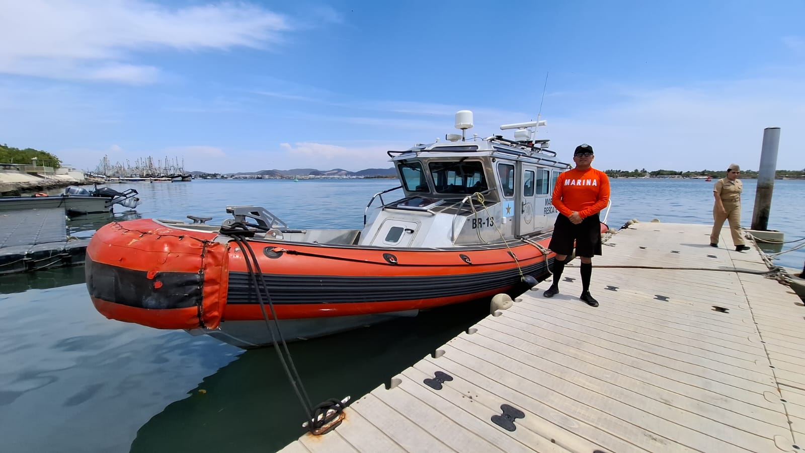Elemento de la marina junto a lancha que está estacionada en orilla del puerto