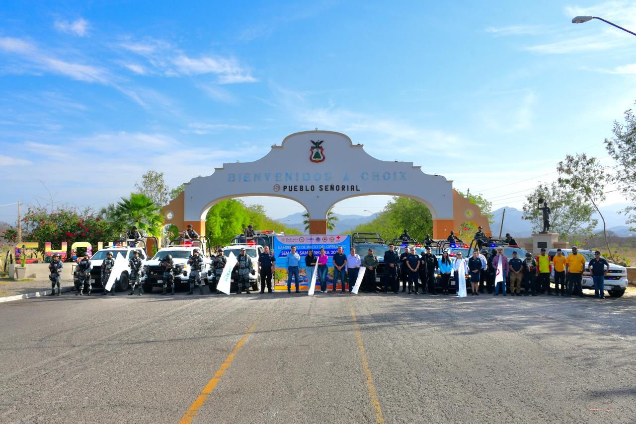 Autoridades de seguridad y municipales en la entrada a Choix posando para la foto