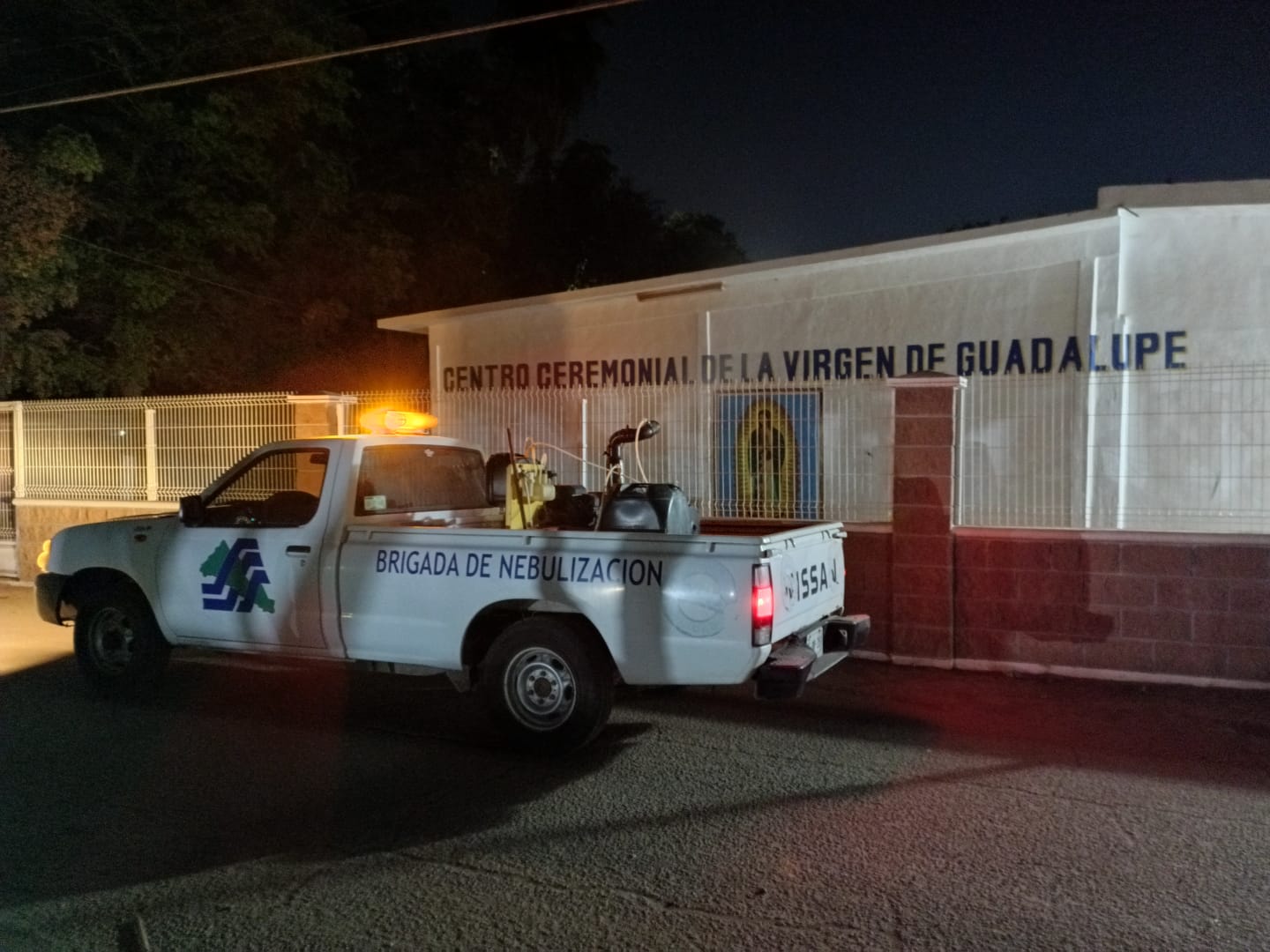 Unidad de fumigación transitando de noche por un centro ceremonial