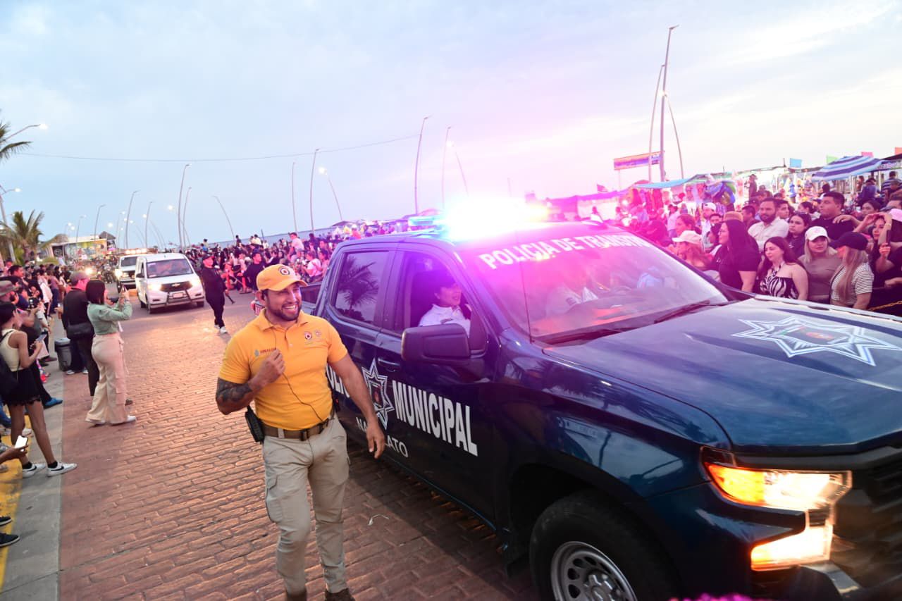Patrulla de la Policía Municipal en Navolato recorriendo la avenida principal de Altata