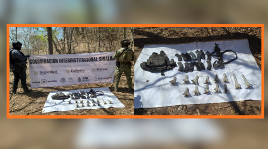 Elementos del ejercito de espaldas sosteniendo una pancarta y en una lona armas y artefactos confiscados