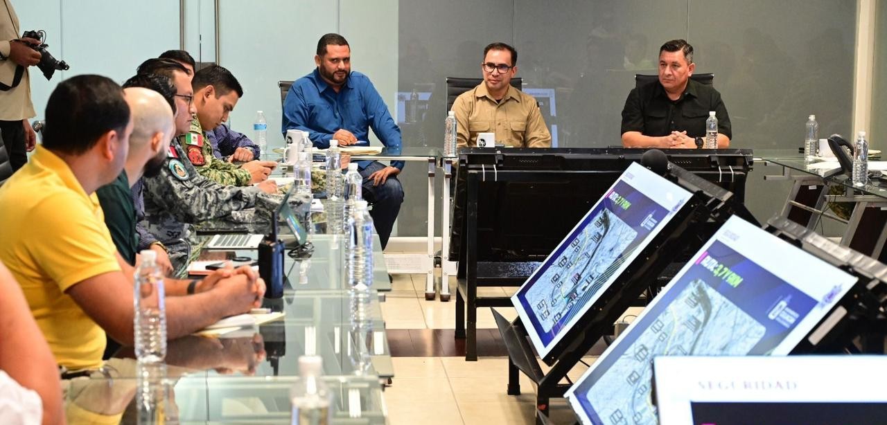 Funcionarios alrededor de una mesa de trabajo