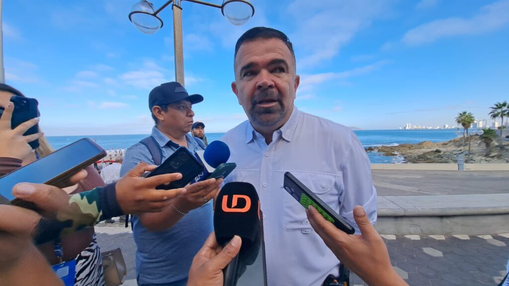 Oscar Roberto Osuna, titular de Protección Civil en Mazatlán habla con medios de comunicación sobre simulacro de seguridad en Mazatlán
