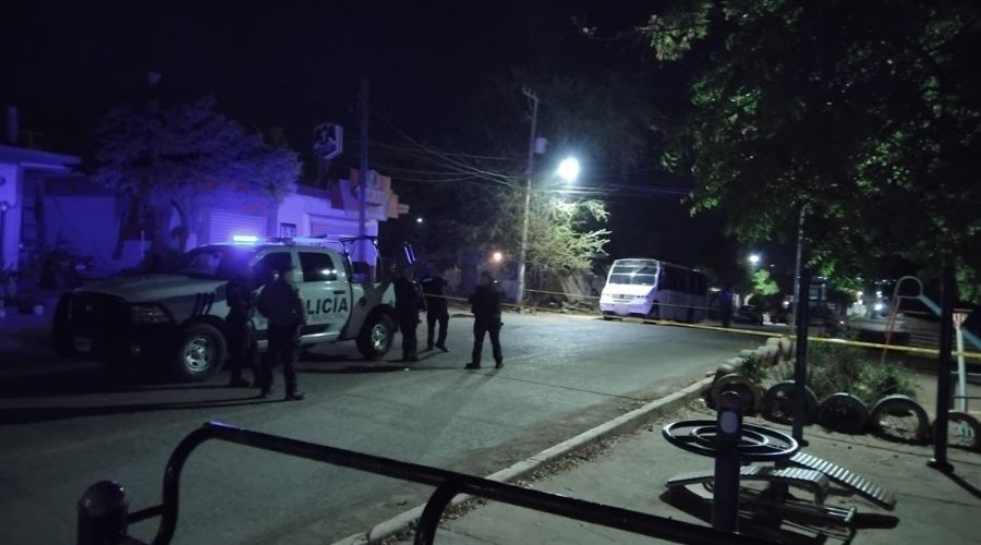Elementos policiacos en una calle con una cinta amarilla de precaución