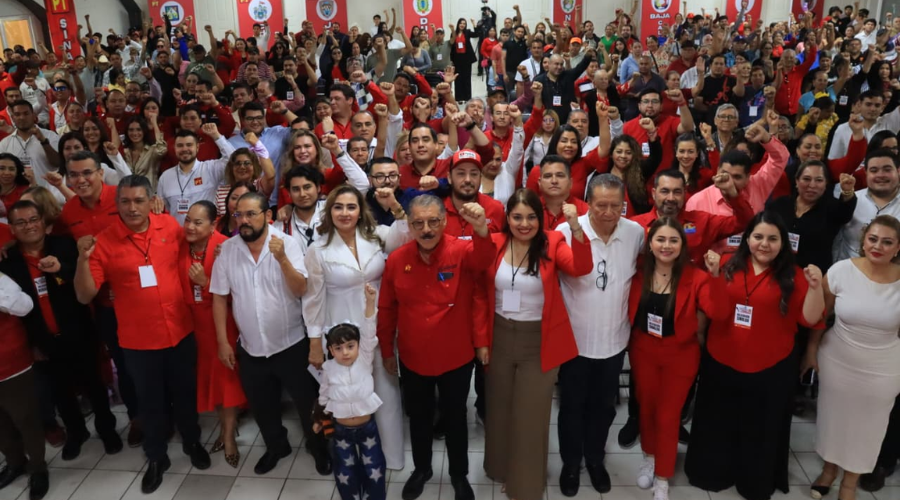 Integrantes del PT con el puño levantado posando para la foto