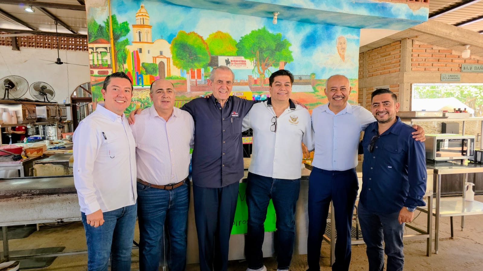 Pablo Latapí con personas posando para fotografía
