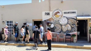 Turistas visitan a instalaciones de elaboración de pan artesanal de Concordia