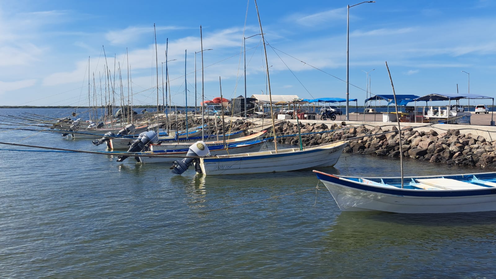 Pangas camaroneras en Navolato, Sinaloa