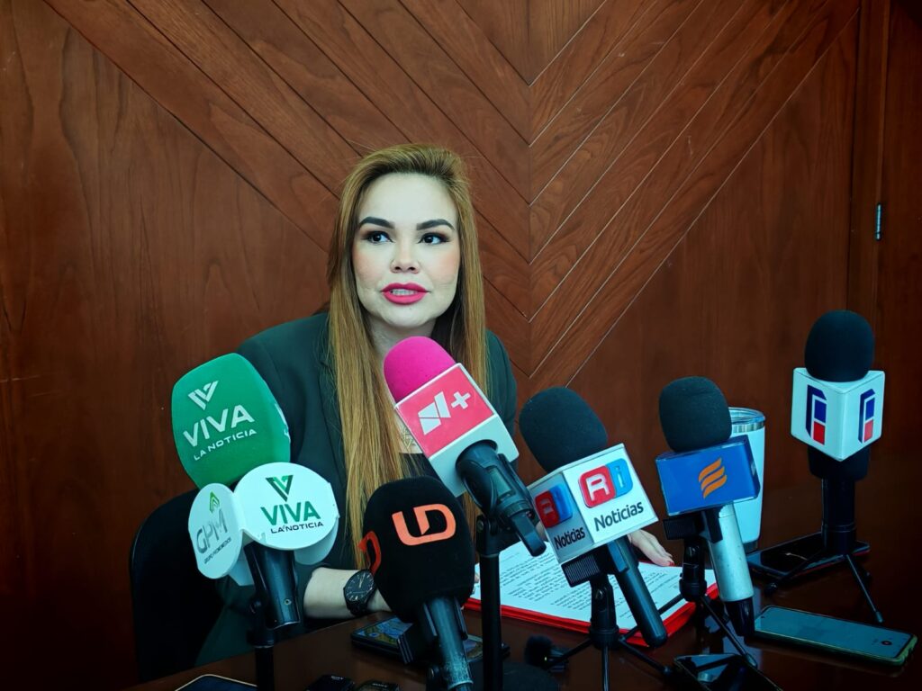 Mujer con micrófonos frente a ella