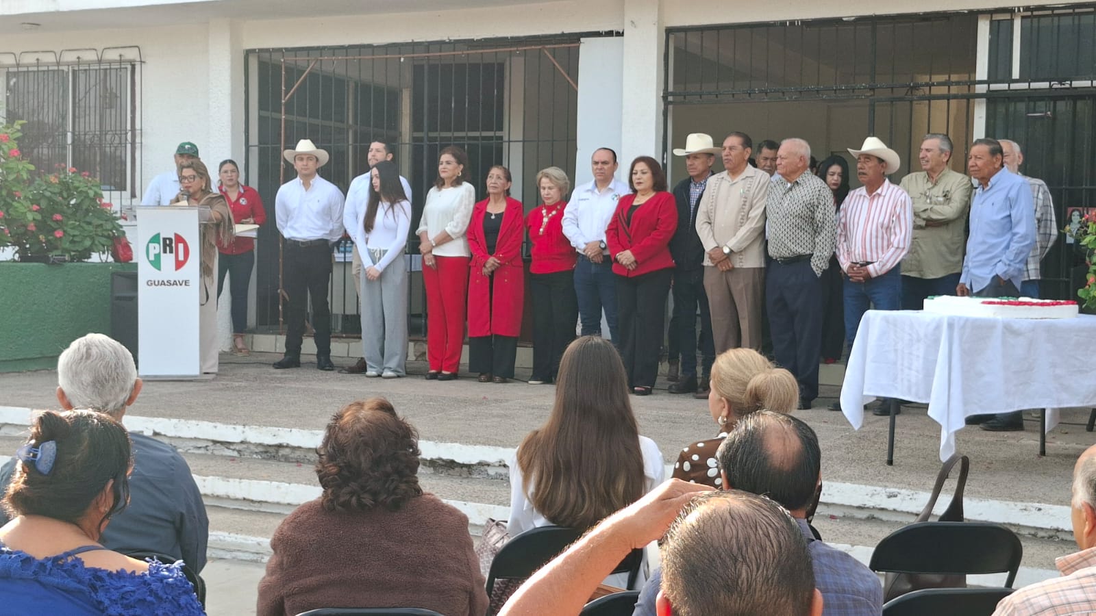 Personas en ceremonia prestando atención al encargado