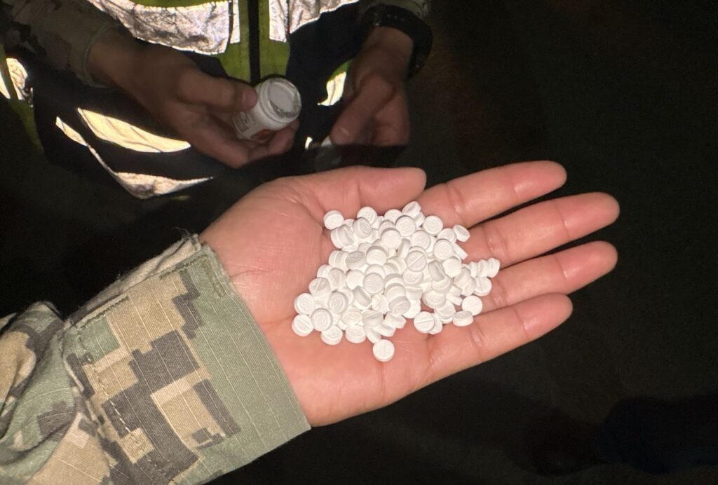 mano llena de pastillas