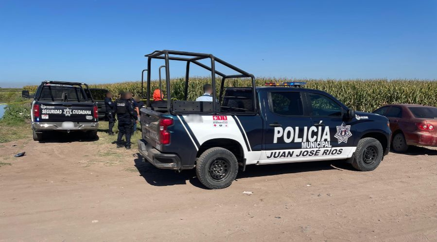 Policía de Juan José Ríos se traslada al sitio del canal donde fue localizado el cuerpo sin vida