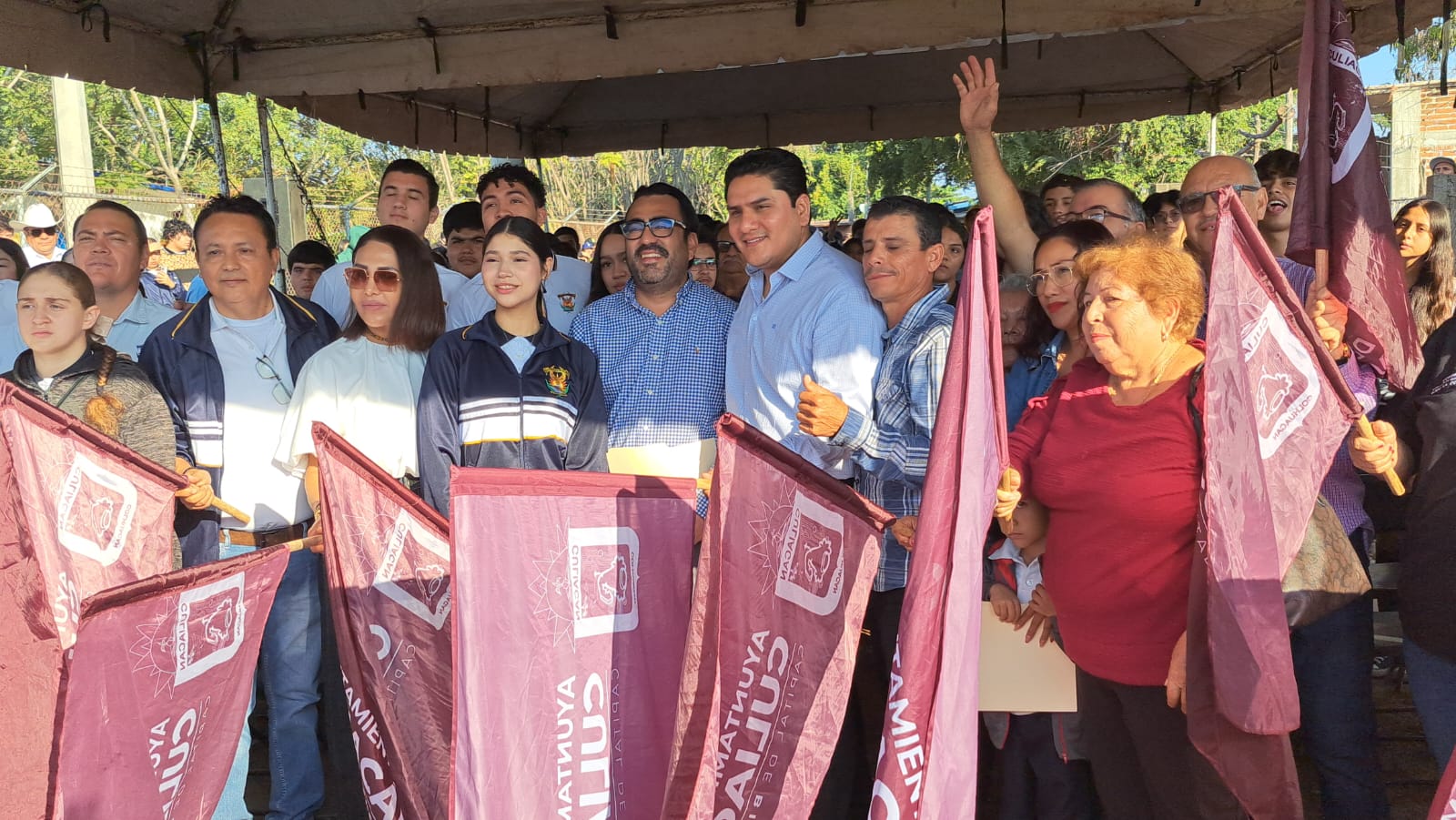 Alcalde de Culiacán en pavimentación de calle en Quilá con banderas