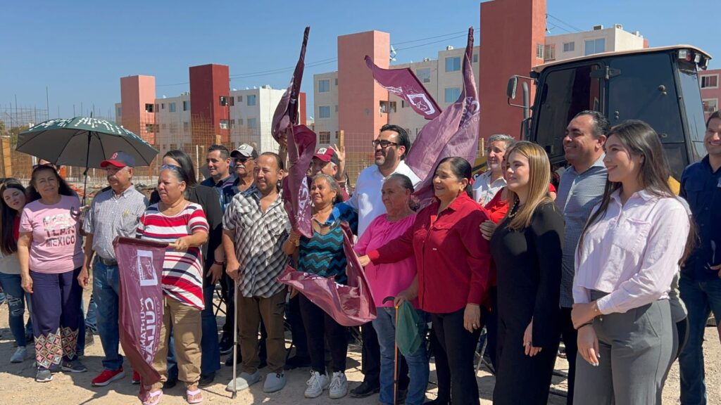 El alcalde de Culiacán, Juan de Dios Gámez Mendívil, dio el banderazo de pavimentación de la calle Hacienda del Valle