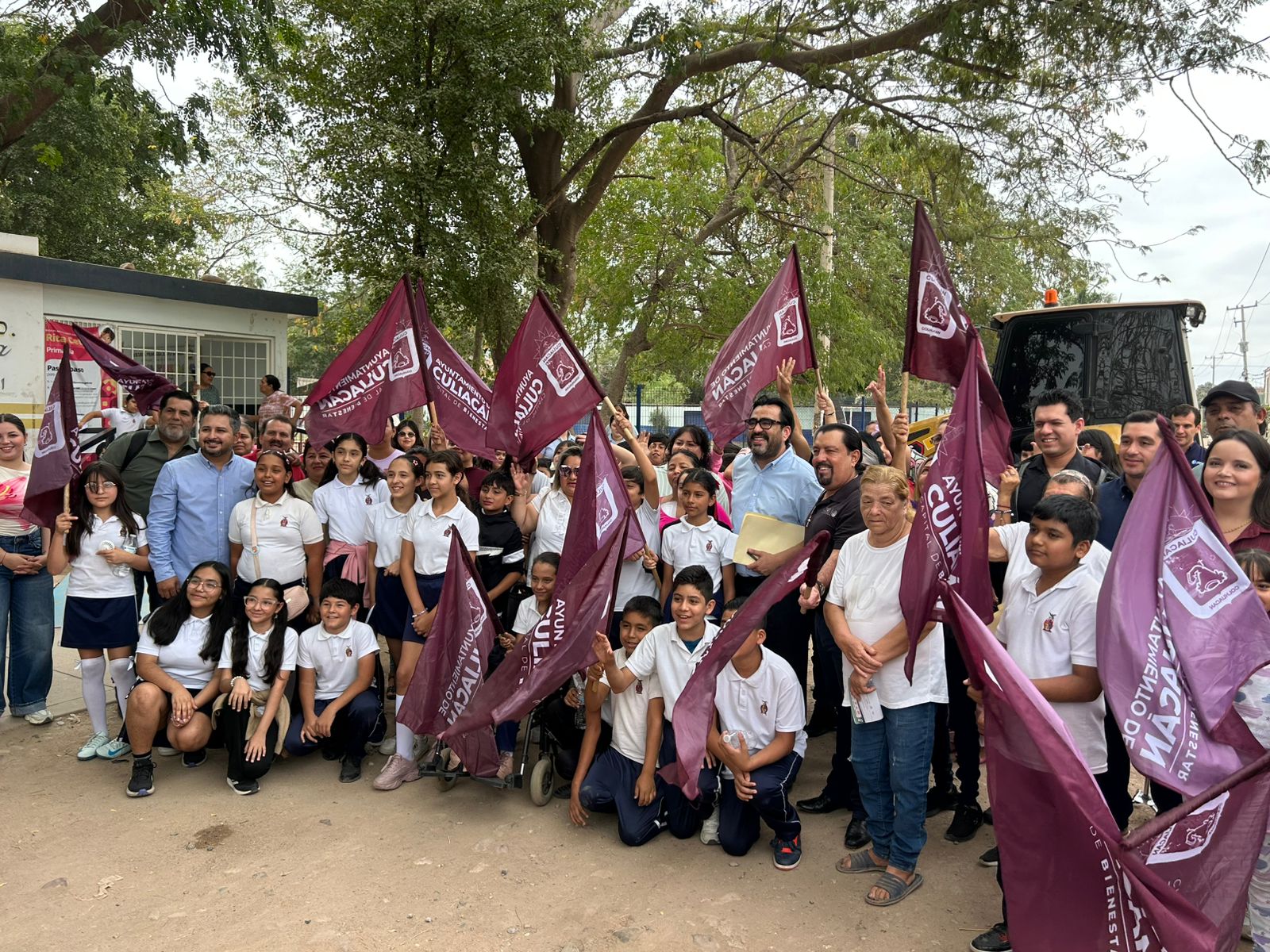 Personas de colonia junto a alcalde de Culiacán con banderas