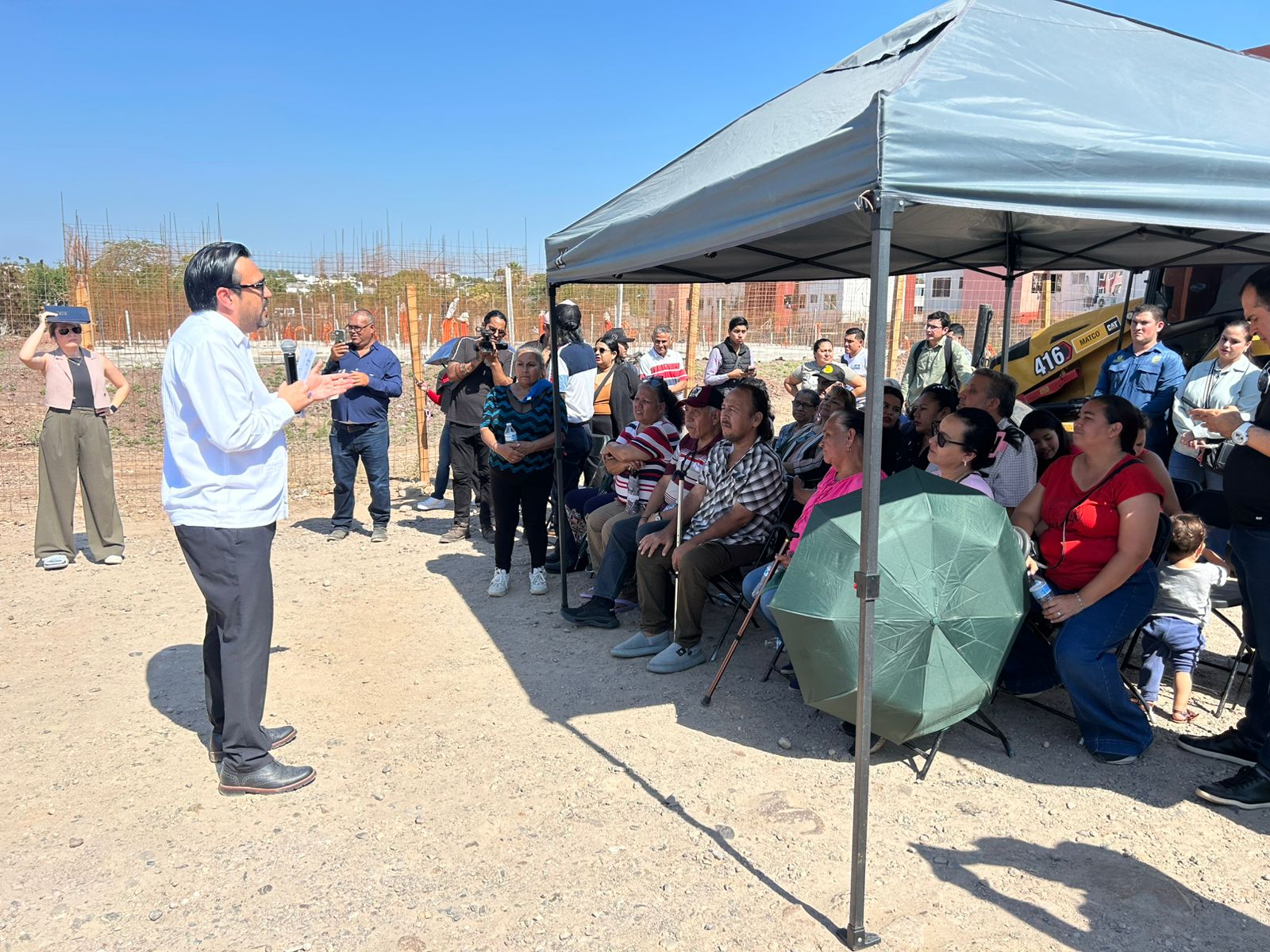 Alcalde de Culiacán inicia pavimentación en Hacienda del Valle