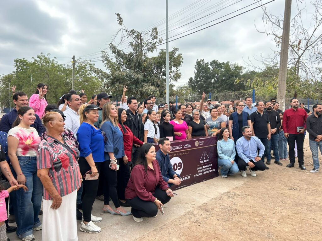 Personas de vecindario junto a Juan de Dios y un letrero