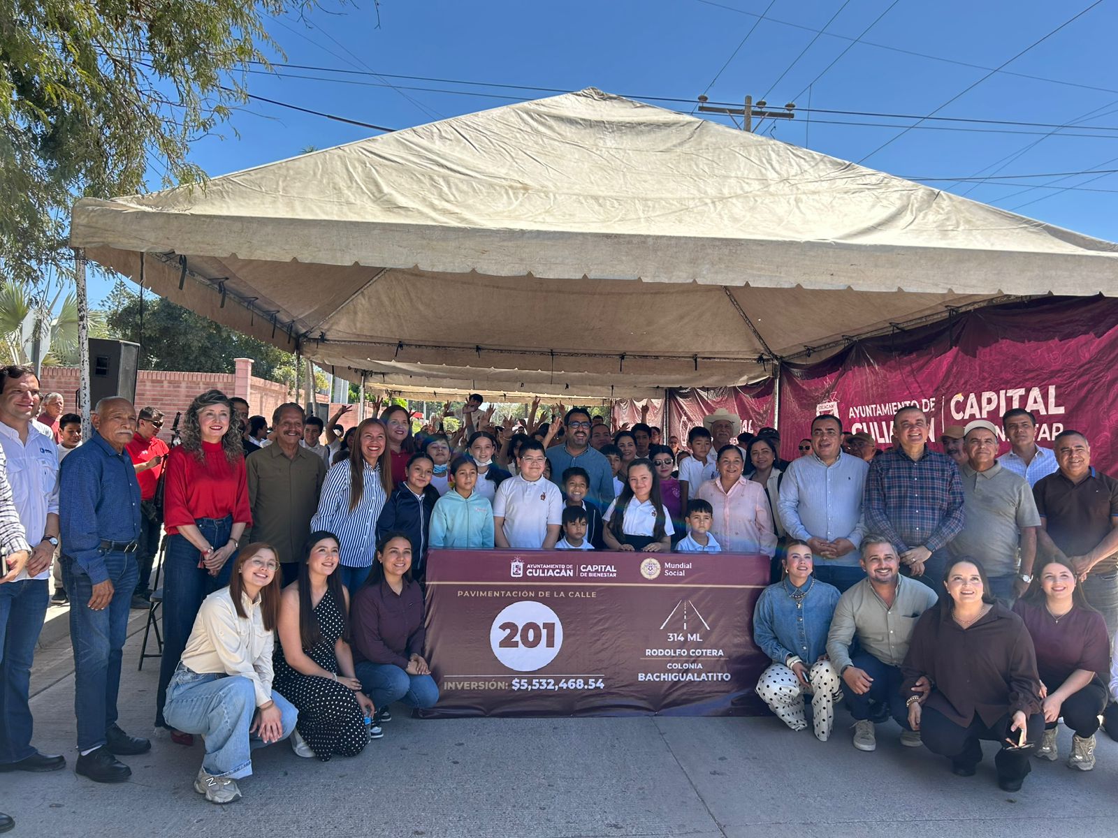 Autoridades de Culiacán y ciudadanos bajo una carpa posando para la foto