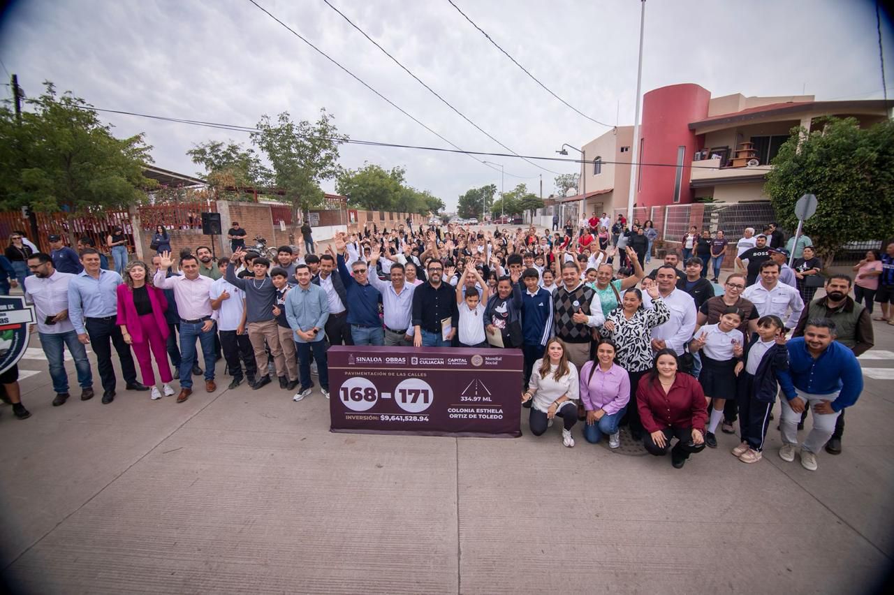 Alcalde rodeado de personas en calle