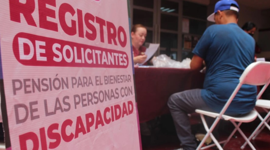 Persona en modulo de atención del Bienestar