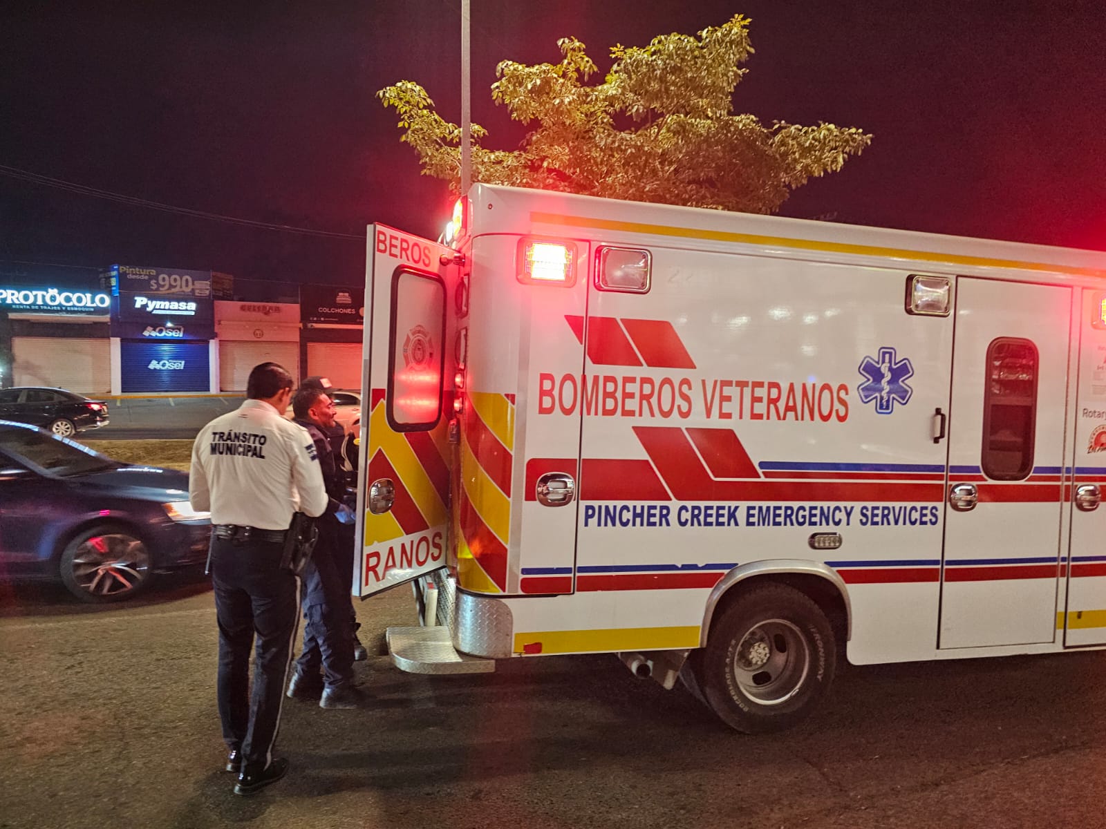Ambulancia y elementos de seguridad y apoyo medico ayudando a una persona lastimada