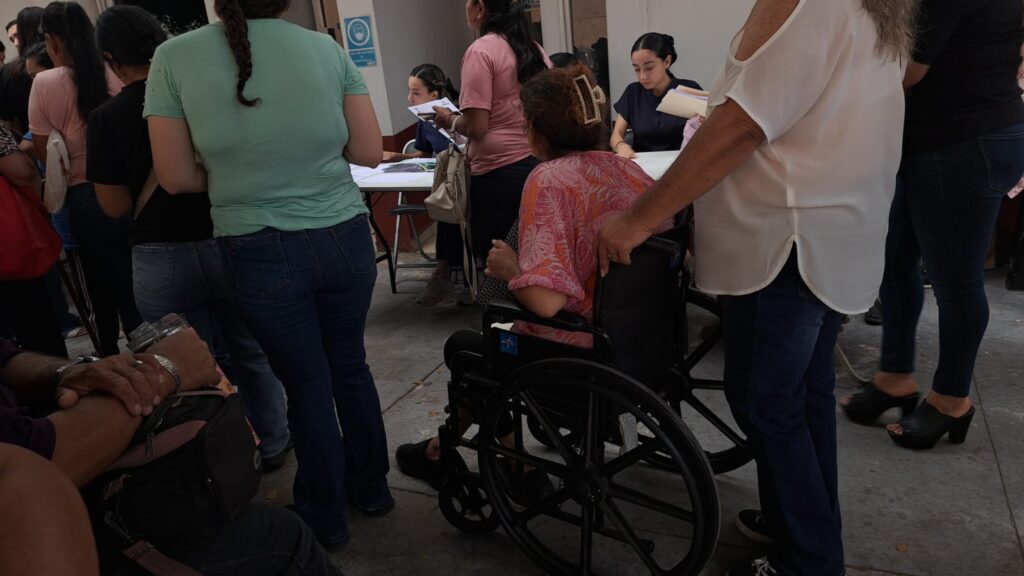 Persona con discapacidad acudiendo a solicitar su certificado médico.