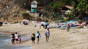 Personas de vacaciones en la playa