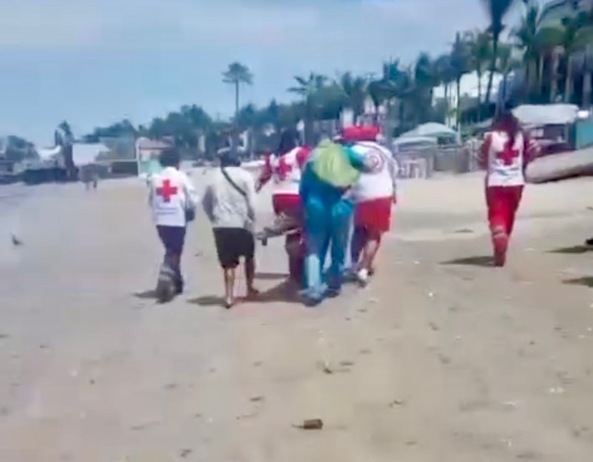 Elementos de la Cruz Roja auxiliando a una persona