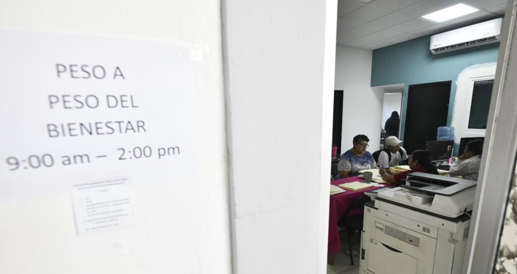 Atención en oficina del programa Peso a Peso del Bienestar