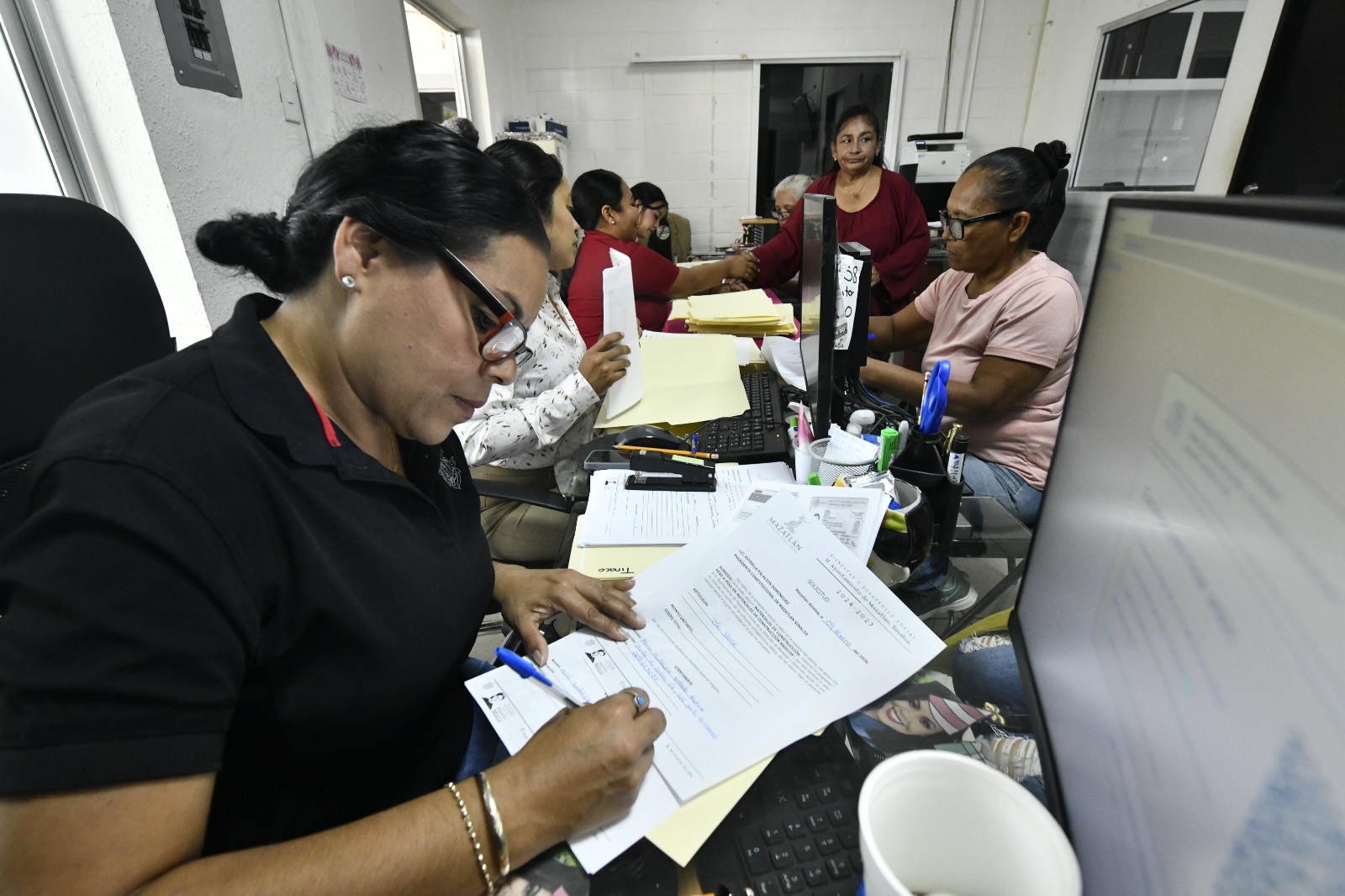 Mazatlecos realizan solicitudes para el programa Peso a Peso del Bienestar