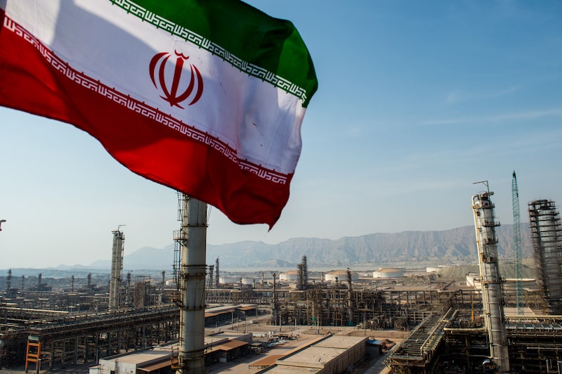 EU autoriza temporalmente la venta del petróleo iraní tras escalada de precios