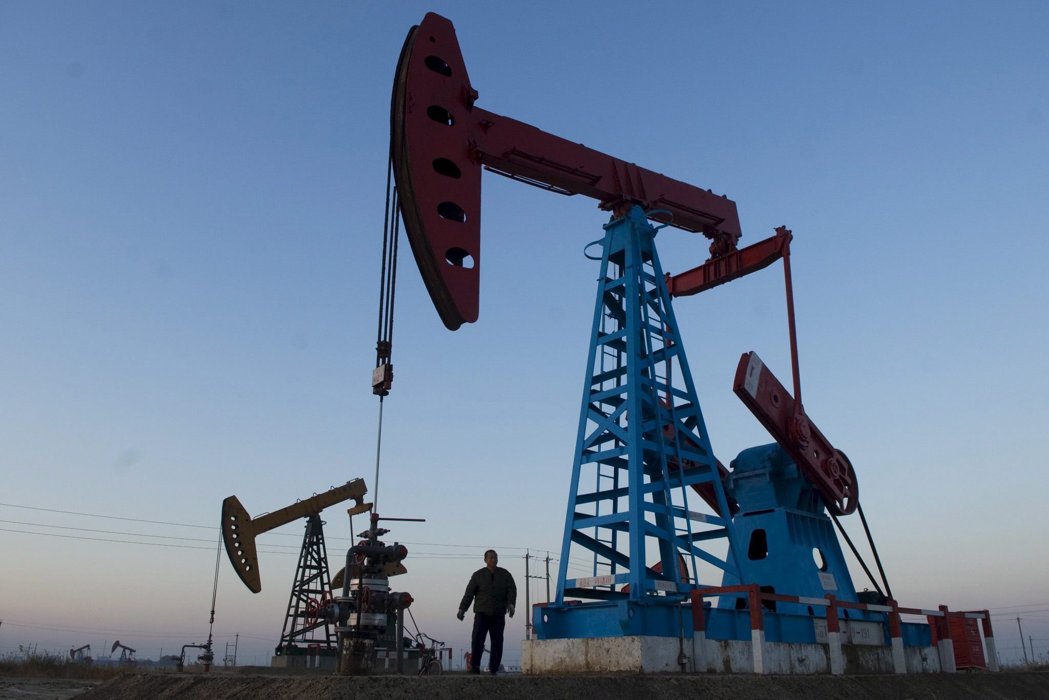 EU autoriza la venta temporal de petróleo ruso; busca contener la escalada de precios