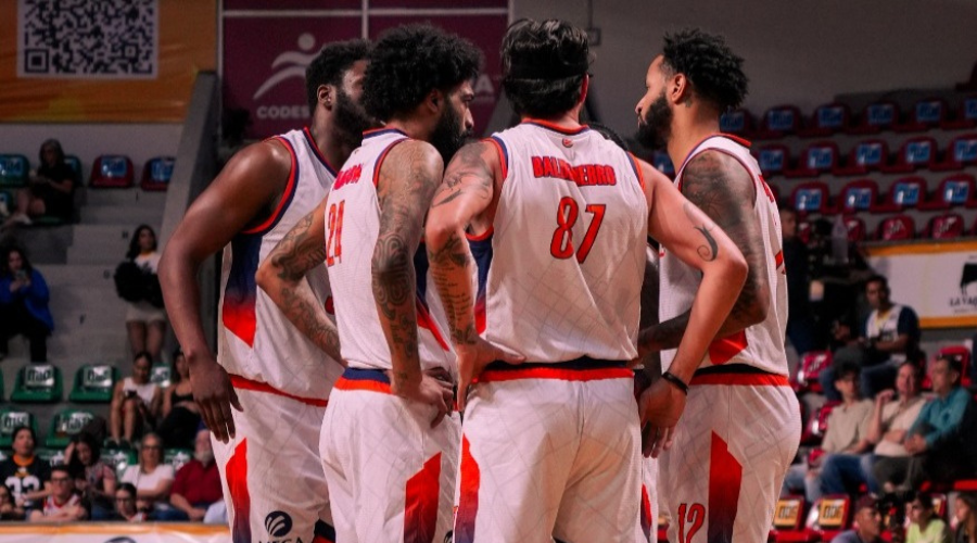 Jugadores de Pioneros de Los Mochis se reúnen para ajustar estrategia durante el partido