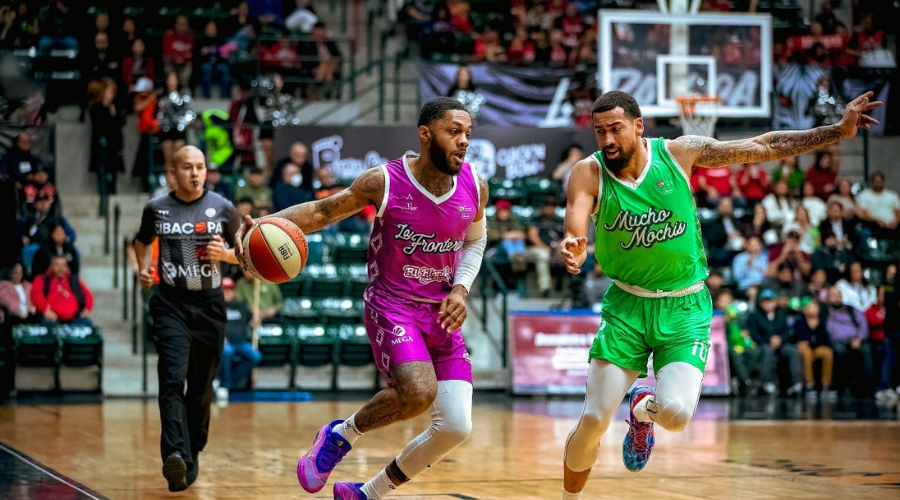 Jugadores de Pioneros de Los Mochis y Zonkeys de Tijuana se disputan por el balón durante su juego de la Cibacopa