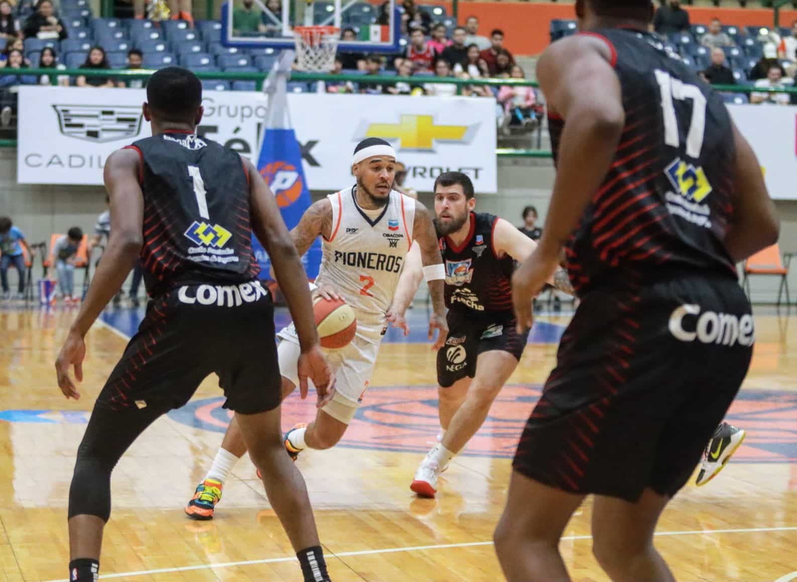 Jugadores de basquetbol en partido