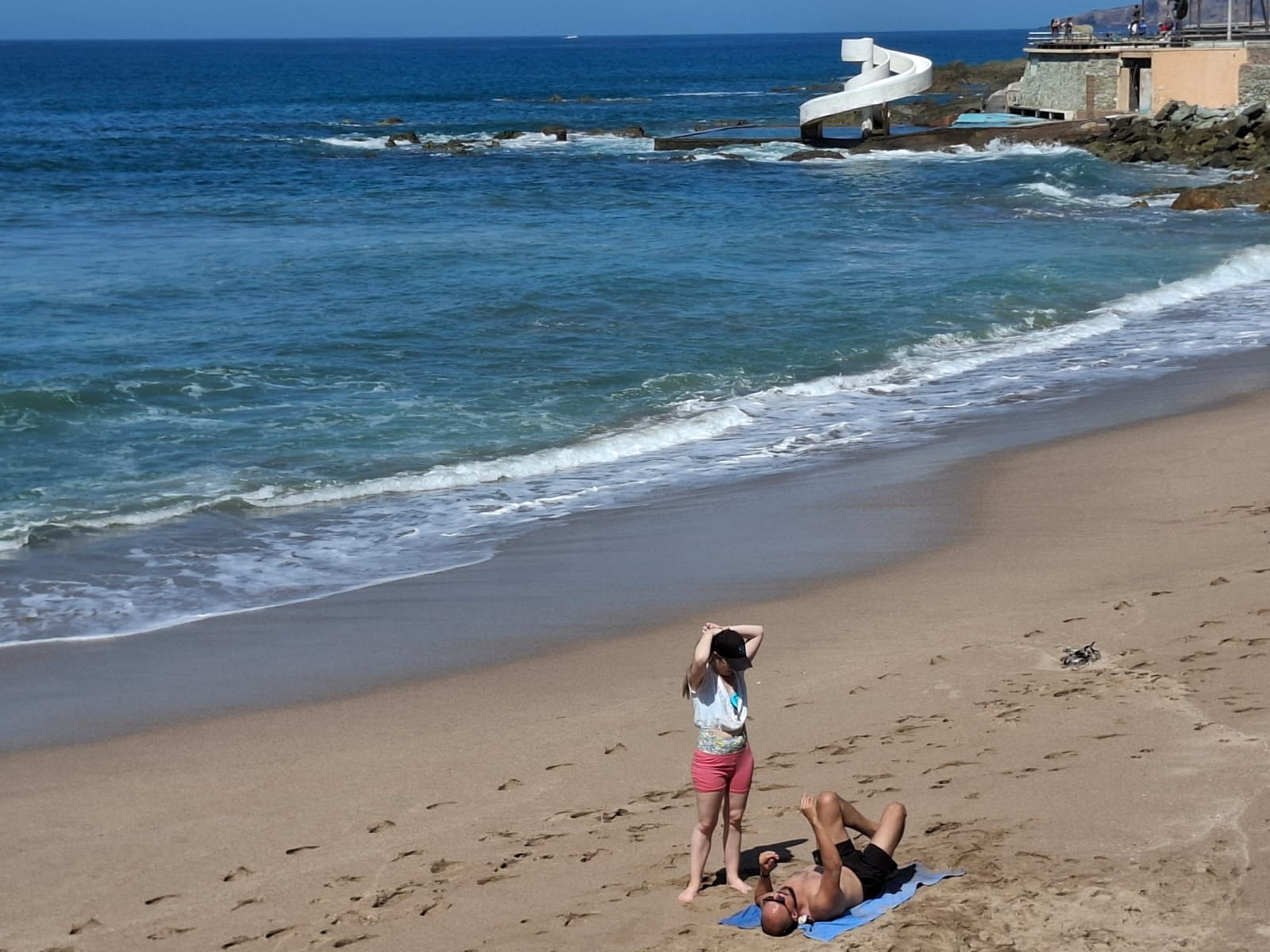 personas en la orilla de la playa con olas