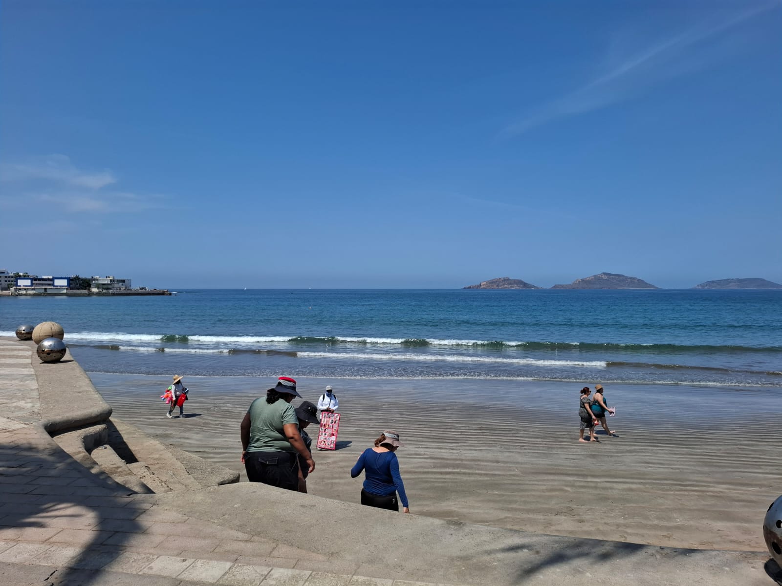 Playa de Mazatlán durante el día con bañistas visitando