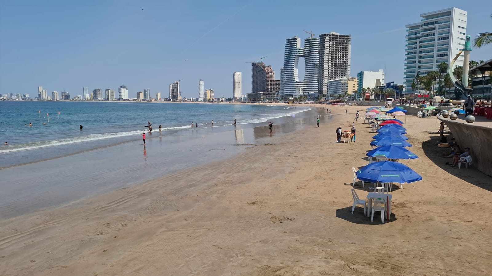 Playa con edificios de fondo