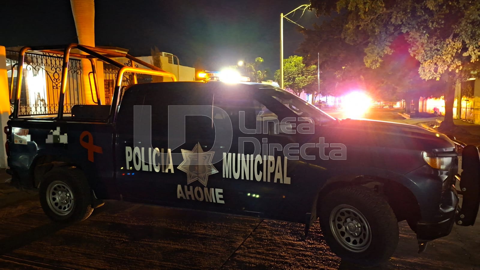 Unidad de policía estacionada en mitad de la calle