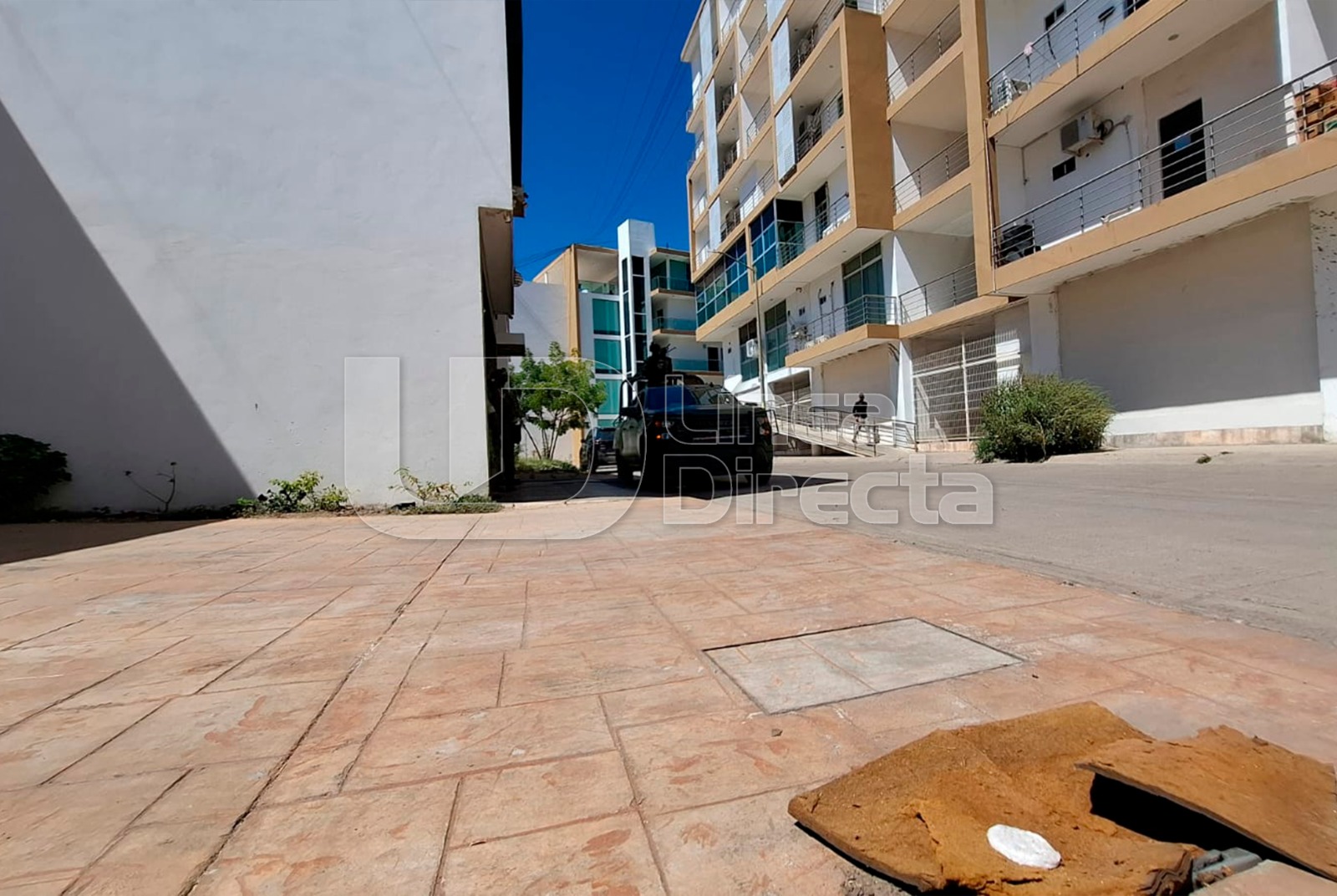 Patrulla afuera de un condominio
