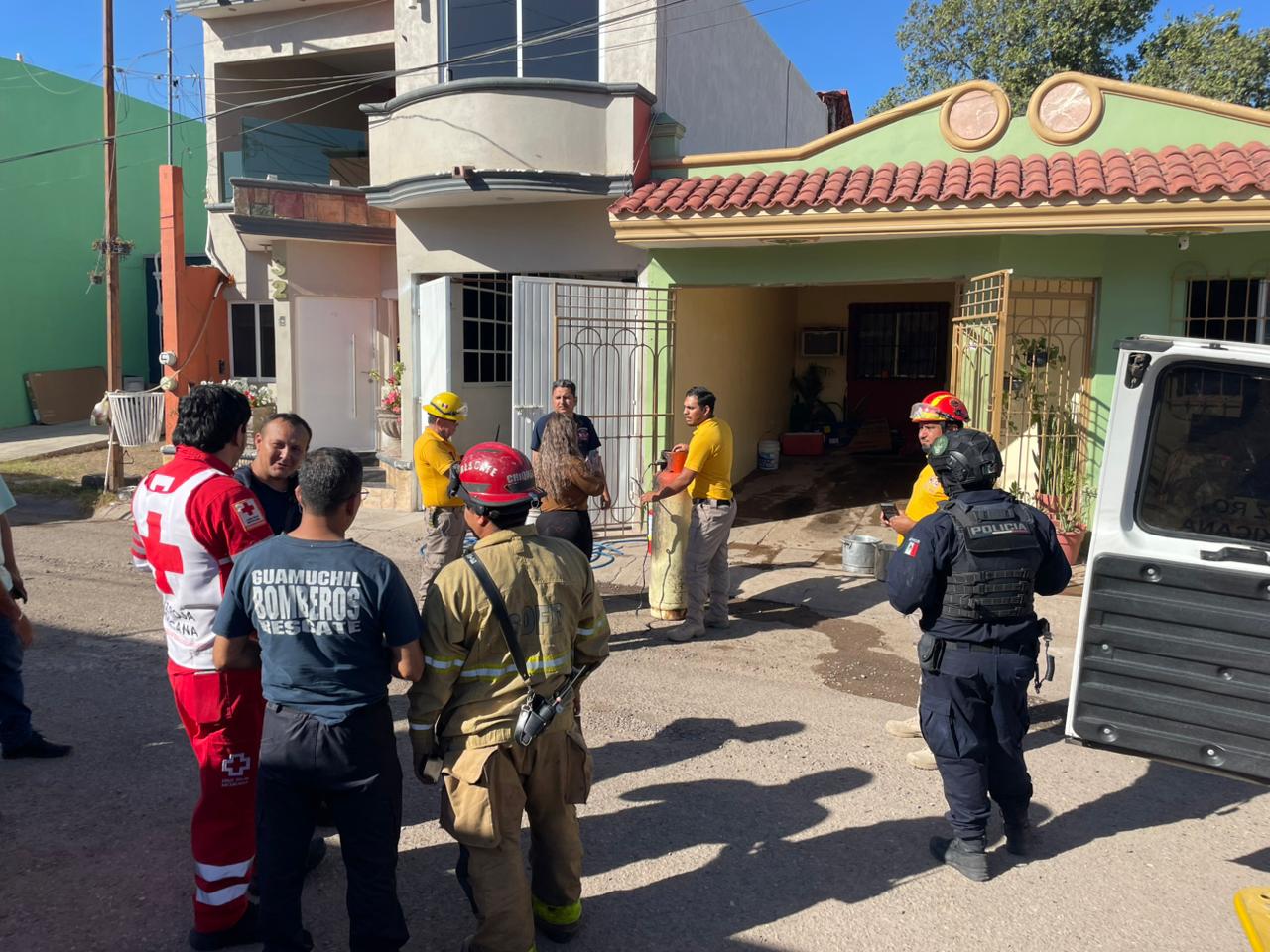 Personal de Protección Civil y Cruz roja frente a casa