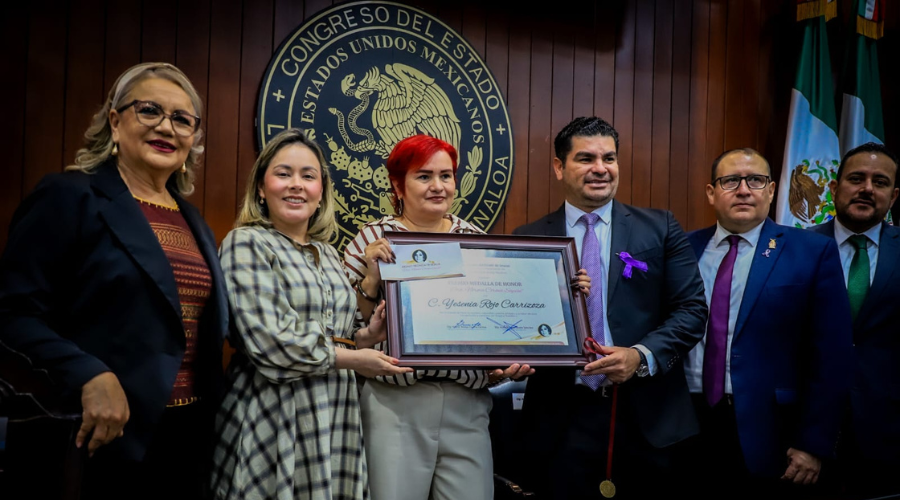 Yesenia Rojo recibe premio y reconocimiento del Congreso de Sinaloa