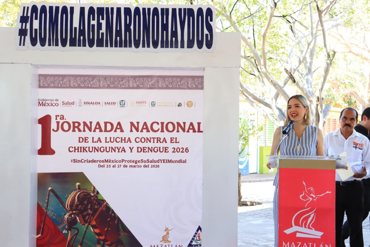 La alcalde de Mazatlán, Estrella Palacios en un púlpito junto a un templete