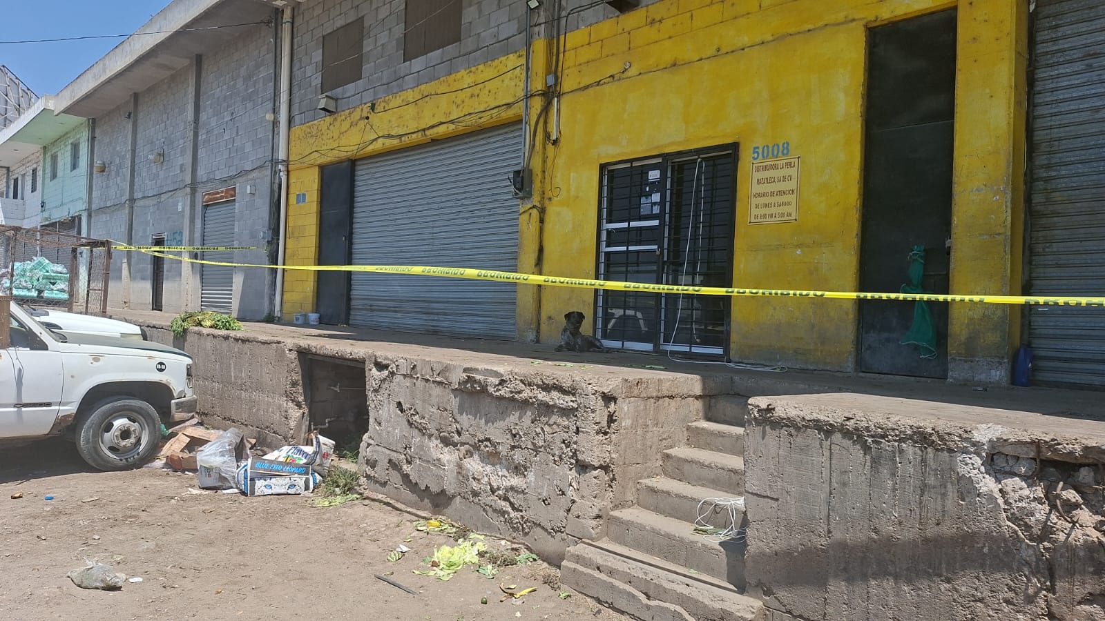 Local de color amarillo acordonado con cinta de seguridad