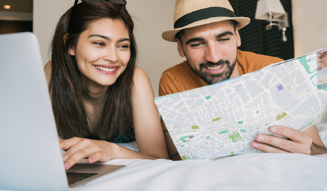 Pareja buscando a donde viajar