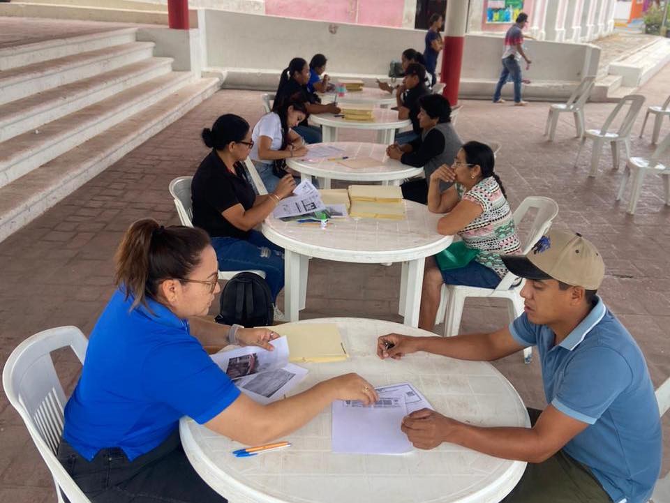 Personas haciendo trámite del programa peso a peso en Mazatlán