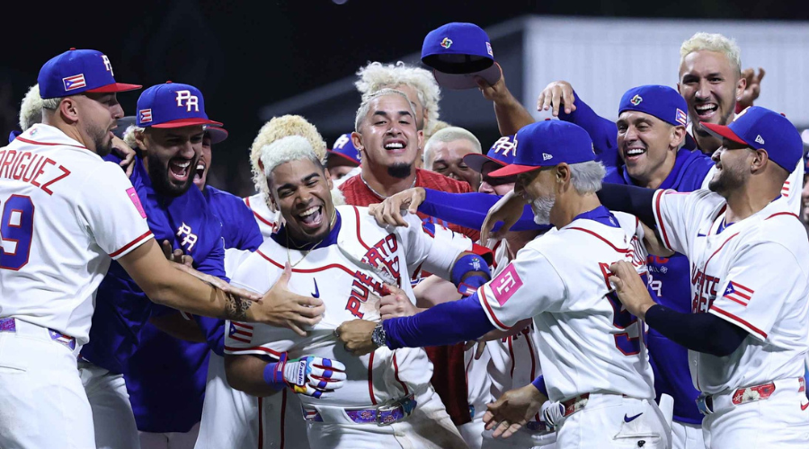 La selección de Puerto Rico celebra victoria durante partido del Clásico Mundial de Beisbol